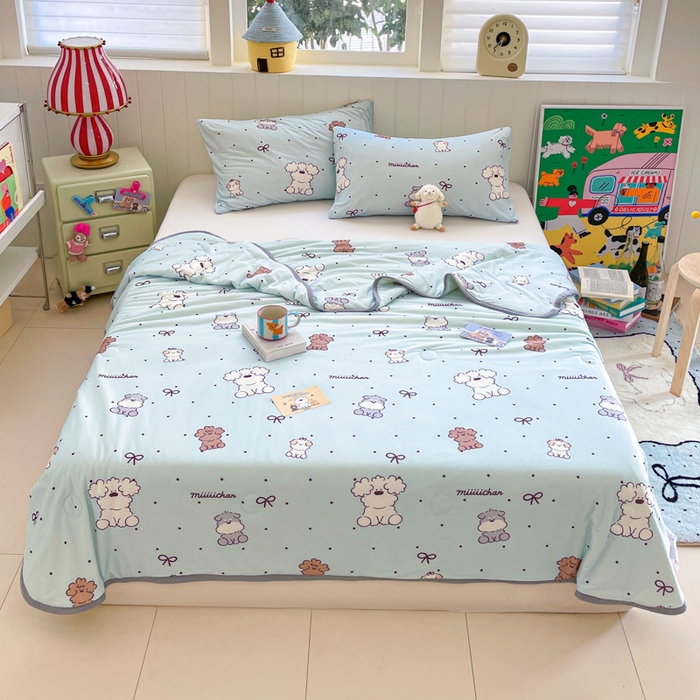 91家纺网 家纺一手货源 找家纺 金爱家2025新款A类高品质正版授权miiiiichan可爱卡通狗狗白熊女孩牛奶丝针织棉夏被 针织棉miiiiichan-蓝点狗狗