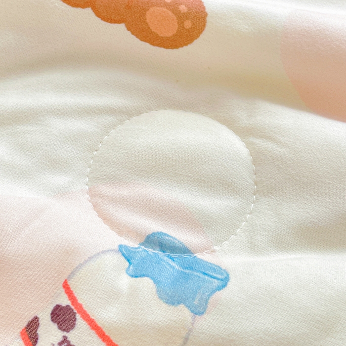 91家纺网 家纺一手货源 找家纺 金爱家2025新款A类高品质正版授权miiiiichan可爱卡通狗狗白熊女孩牛奶丝针织棉夏被 针织棉miiiiichan-牛奶棕熊