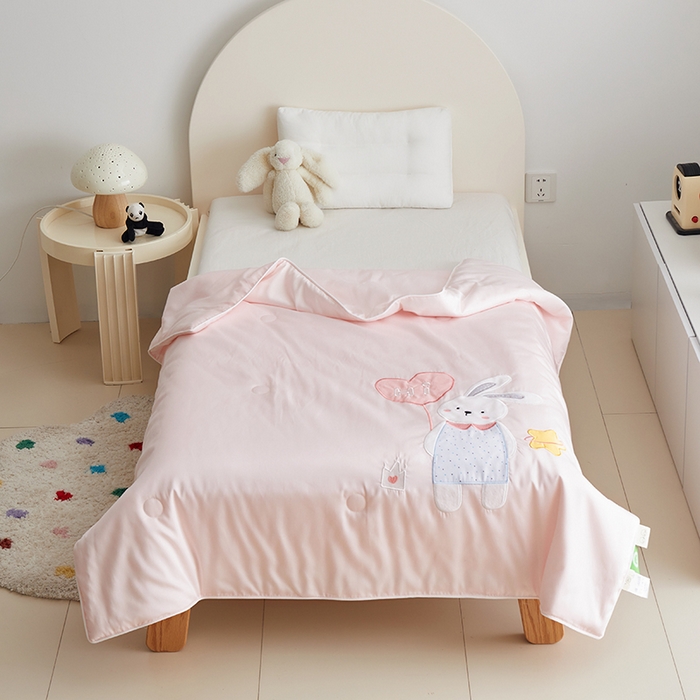 91家纺网 家纺一手货源 找家纺 荷马之梦 2025新款系列—A类棉贴布绣大豆儿童夏被 气球小兔