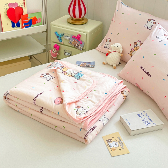 91家纺网 家纺一手货源 找家纺 金爱家2025新款A类高品质正版授权miiiiichan可爱卡通狗狗白熊女孩牛奶丝针织棉夏被 针织棉miiiiichan-甜甜女孩