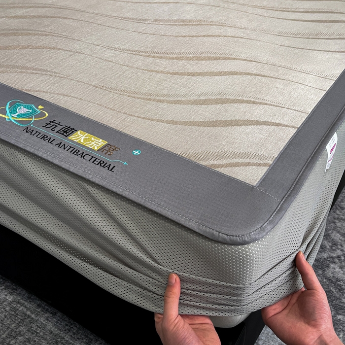 91家纺网 家纺一手货源 找家纺 阿亮家居 2025新款凉席冰丝席三明治宽包边刺绣款粗冰丝凉席柔美咖（床笠款）