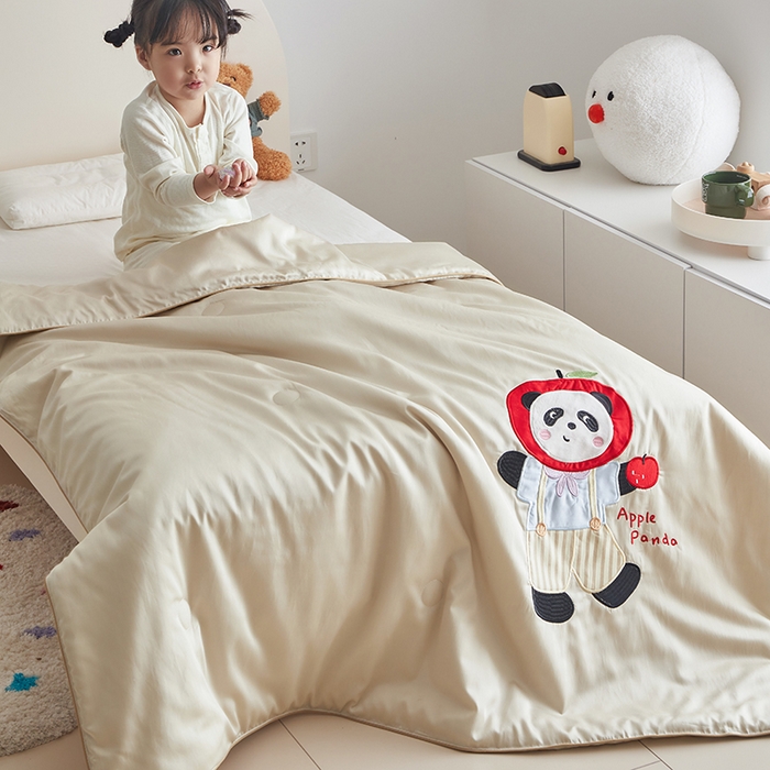 91家纺网 家纺一手货源 找家纺 荷马之梦 2025新款系列—A类棉贴布绣大豆儿童夏被 苹果小熊猫
