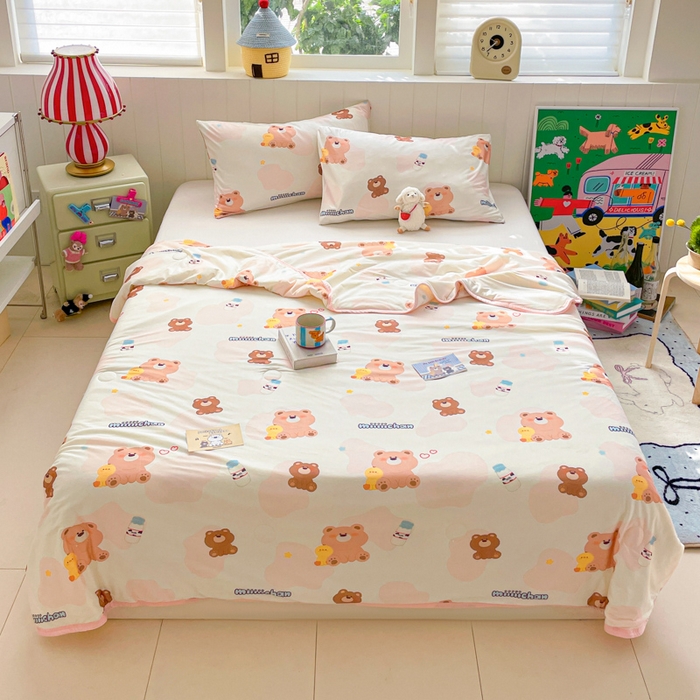 91家纺网 家纺一手货源 找家纺 金爱家2025新款A类高品质正版授权miiiiichan可爱卡通狗狗白熊女孩牛奶丝针织棉夏被 针织棉miiiiichan-牛奶棕熊