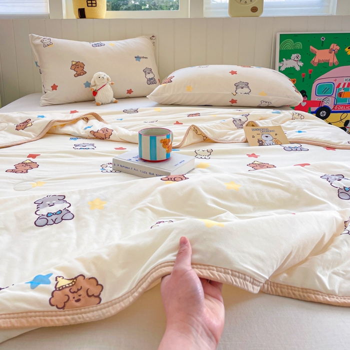 91家纺网 家纺一手货源 找家纺 金爱家2025新款A类高品质正版授权miiiiichan可爱卡通狗狗白熊女孩牛奶丝针织棉夏被 针织棉miiiiichan-星星狗狗