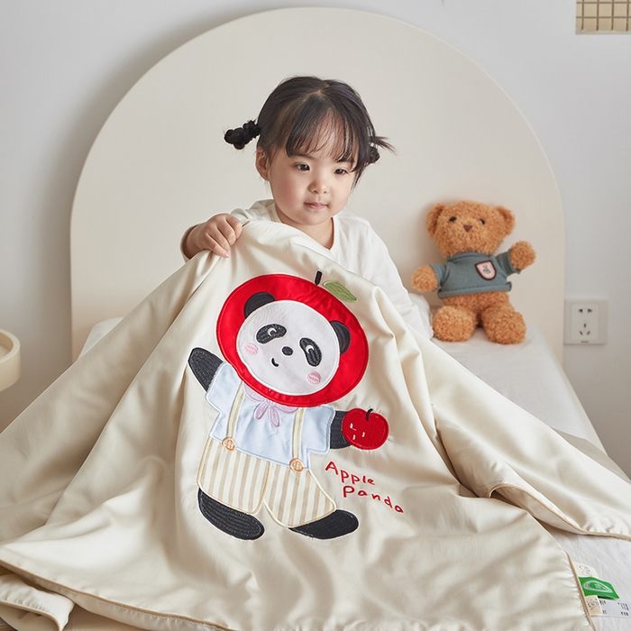 91家纺网 家纺一手货源 找家纺 荷马之梦 2025新款系列—A类棉贴布绣大豆儿童夏被 苹果小熊猫