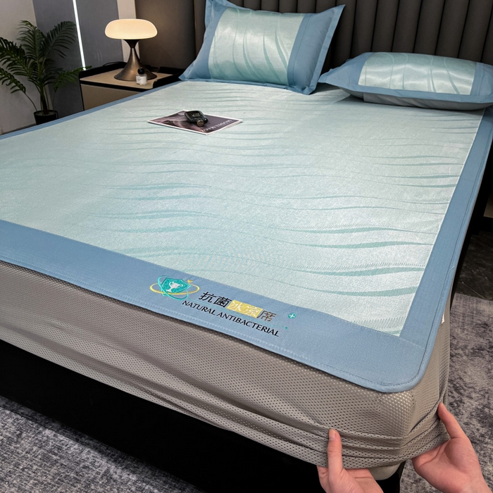 91家纺网 家纺一手货源 找家纺 阿亮家居 2025新款凉席冰丝席三明治宽包边刺绣款粗冰丝凉席柔美蓝（床笠款）