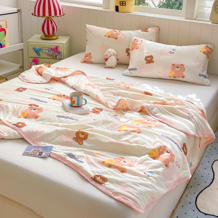 91家纺网 家纺一手货源 找家纺 金爱家2025新款A类高品质正版授权miiiiichan可爱卡通狗狗白熊女孩牛奶丝针织棉夏被 针织棉miiiiichan-牛奶棕熊