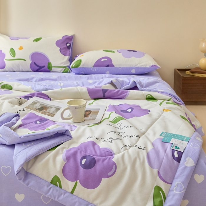 91家纺网 家纺一手货源 找家纺 珂博家纺2025新款亲肤全棉印花夏被 幽梦紫曦