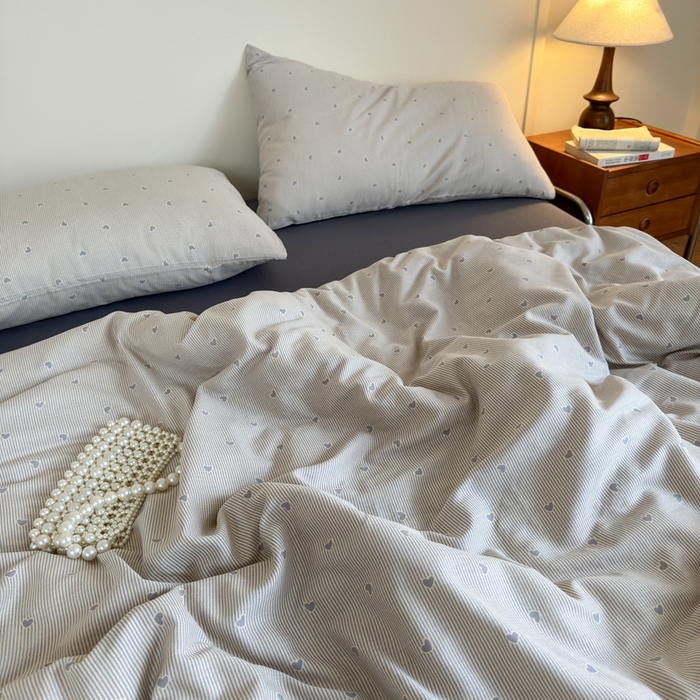 91家纺网 家纺一手货源 找家纺 亿梵家居 2025新款A类母婴级有氧全棉纯棉双层纱纯棉印花四件套-床拍图简单爱