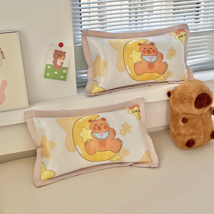 91家纺网 家纺一手货源 找家纺 博雅2025新款冰丝单枕套三丽欧，宇航员，卡皮 月亮卡皮巴拉