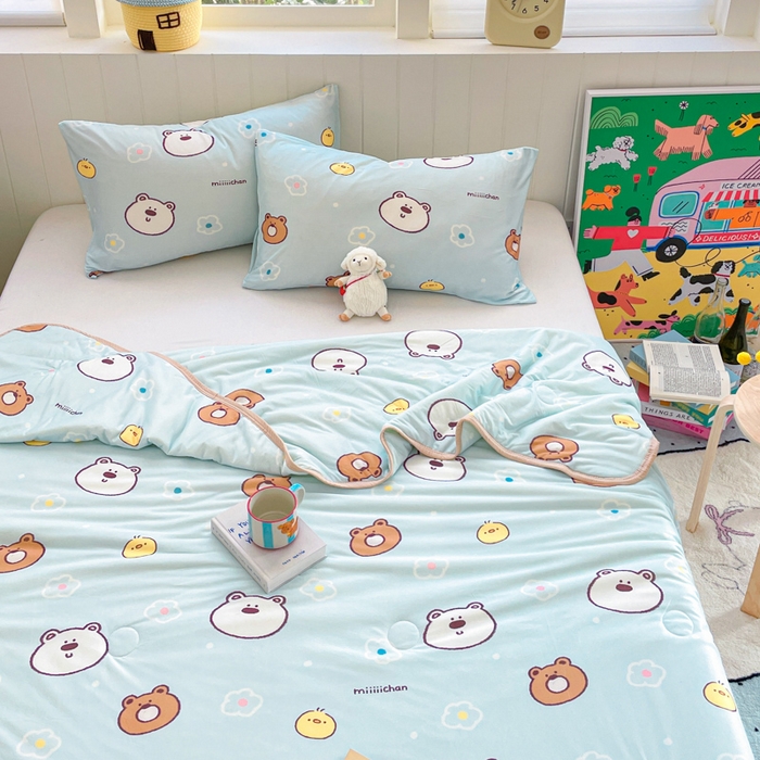 91家纺网 家纺一手货源 找家纺 金爱家2025新款A类高品质正版授权miiiiichan可爱卡通狗狗白熊女孩牛奶丝针织棉夏被 针织棉miiiiichan-开心白熊