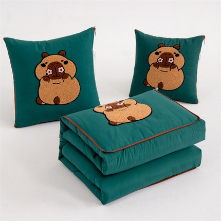 91家纺网 家纺一手货源 找家纺 宝马家纺（原梦童画）2025新款卡皮巴拉四季款磨毛毛巾绣抱枕被 松石绿