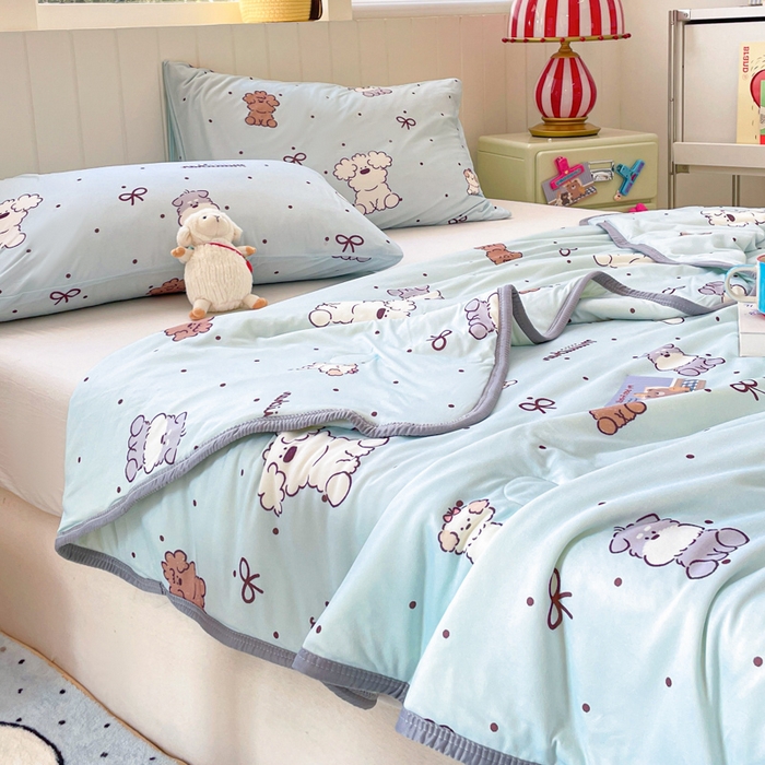 91家纺网 家纺一手货源 找家纺 金爱家2025新款A类高品质正版授权miiiiichan可爱卡通狗狗白熊女孩牛奶丝针织棉夏被 针织棉miiiiichan-蓝点狗狗