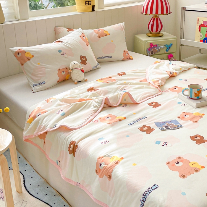 91家纺网 家纺一手货源 找家纺 金爱家2025新款A类高品质正版授权miiiiichan可爱卡通狗狗白熊女孩牛奶丝针织棉夏被 针织棉miiiiichan-牛奶棕熊