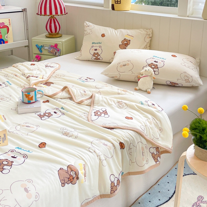 91家纺网 家纺一手货源 找家纺 金爱家2025新款A类高品质正版授权miiiiichan可爱卡通狗狗白熊女孩牛奶丝针织棉夏被 针织棉miiiiichan-奶咖棕熊