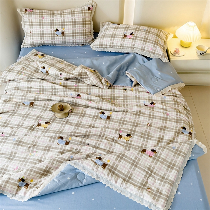 91家纺网 家纺一手货源 找家纺 2025新款全棉花边大豆夏被四件套 狗狗游园会