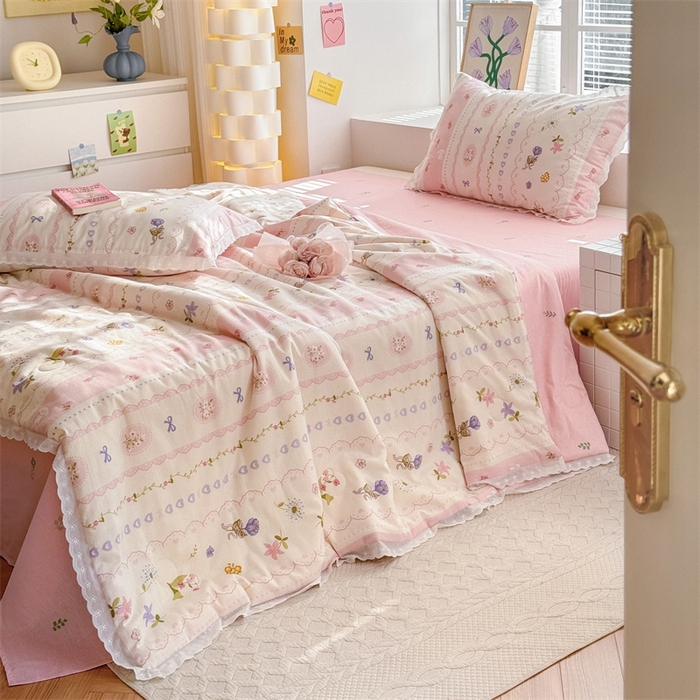 91家纺网 家纺一手货源 找家纺 2025新款全棉花边大豆夏被四件套 花朵兔兔