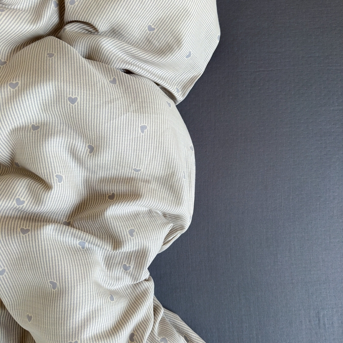 91家纺网 家纺一手货源 找家纺 亿梵家居 2025新款A类母婴级有氧全棉纯棉双层纱纯棉印花四件套-床拍图简单爱