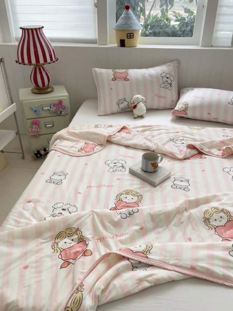 91家纺网 家纺一手货源 找家纺 （总）金爱家2025新款A类高品质正版授权miiiiichan可爱卡通狗狗白熊女孩牛奶丝针织棉夏被