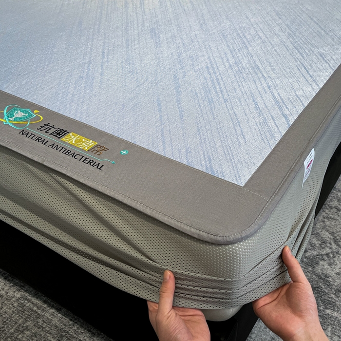 91家纺网 家纺一手货源 找家纺 阿亮家居 2025新款凉席冰丝席三明治宽包边刺绣款粗冰丝凉席流星雨紫灰（床笠款）