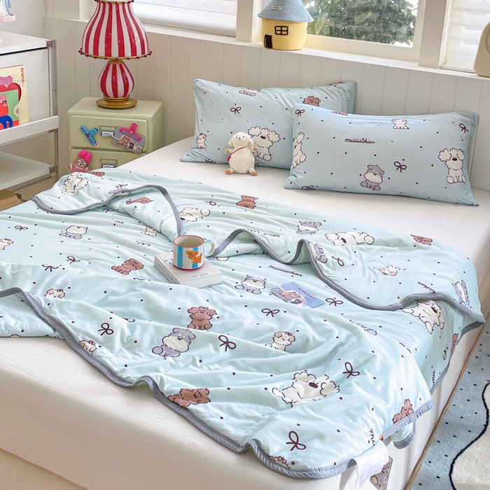 91家纺网 家纺一手货源 找家纺 金爱家2025新款A类高品质正版授权miiiiichan可爱卡通狗狗白熊女孩牛奶丝针织棉夏被 针织棉miiiiichan-蓝点狗狗