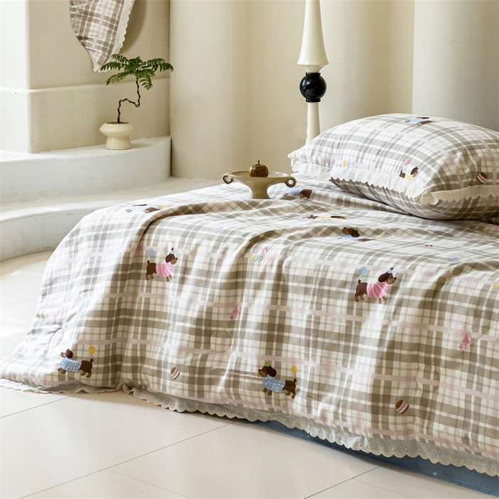 91家纺网 家纺一手货源 找家纺 2025新款全棉花边大豆夏被四件套 狗狗游园会