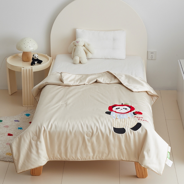 91家纺网 家纺一手货源 找家纺 荷马之梦 2025新款系列—A类棉贴布绣大豆儿童夏被 苹果小熊猫