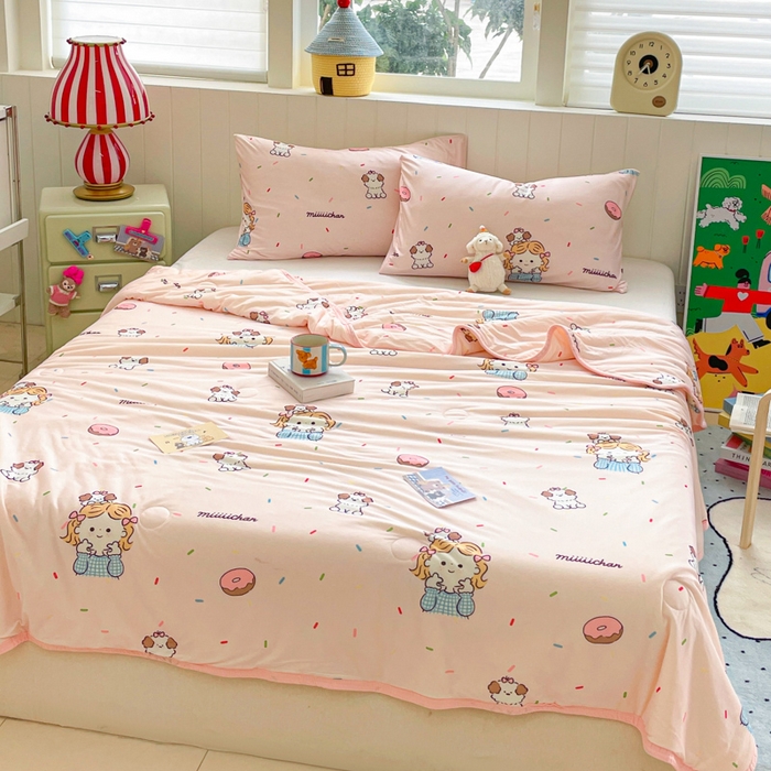 91家纺网 家纺一手货源 找家纺 金爱家2025新款A类高品质正版授权miiiiichan可爱卡通狗狗白熊女孩牛奶丝针织棉夏被 针织棉miiiiichan-甜甜女孩