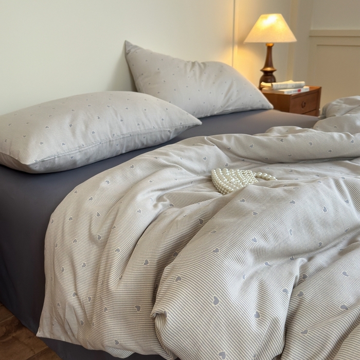 91家纺网 家纺一手货源 找家纺 亿梵家居 2025新款A类母婴级有氧全棉纯棉双层纱纯棉印花四件套-床拍图简单爱