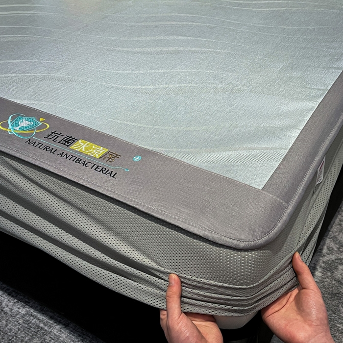 91家纺网 家纺一手货源 找家纺 阿亮家居 2025新款凉席冰丝席三明治宽包边刺绣款粗冰丝凉席柔美绿（床笠款）