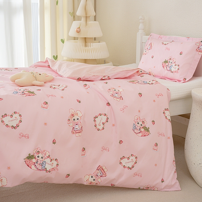 91家纺网 家纺一手货源 找家纺 良佐生活 2025新款高支高密全棉儿童被套 草莓小兔