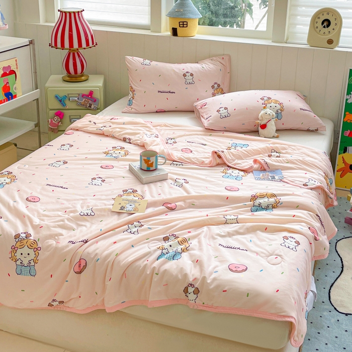 91家纺网 家纺一手货源 找家纺 金爱家2025新款A类高品质正版授权miiiiichan可爱卡通狗狗白熊女孩牛奶丝针织棉夏被 针织棉miiiiichan-甜甜女孩