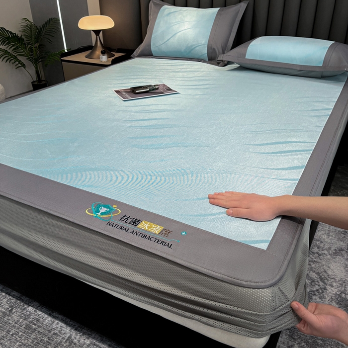 91家纺网 家纺一手货源 找家纺 阿亮家居 2025新款凉席冰丝席三明治宽包边刺绣款粗冰丝凉席柔美灰（床笠款）