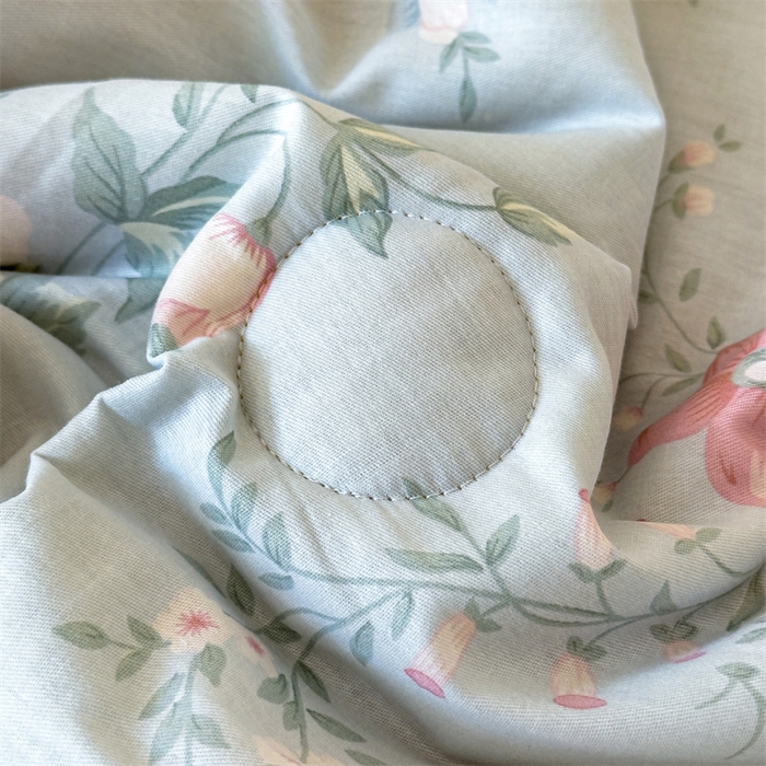 91家纺网 家纺一手货源 找家纺 2025新款全棉花边大豆夏被四件套 华庭庄园-蓝