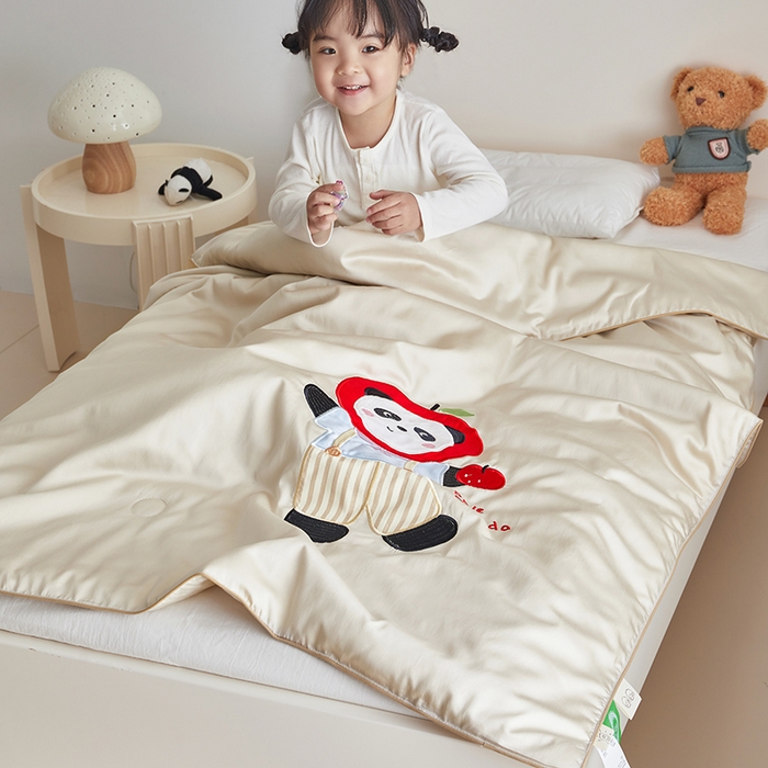 91家纺网 家纺一手货源 找家纺 荷马之梦 2025新款系列—A类棉贴布绣大豆儿童夏被 苹果小熊猫