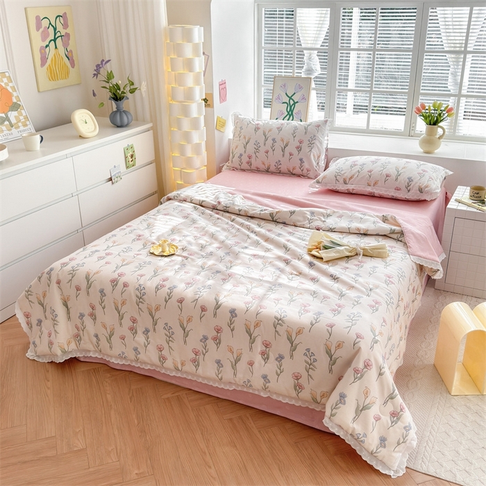 91家纺网 家纺一手货源 找家纺 2025新款全棉花边大豆夏被四件套 妙语花香