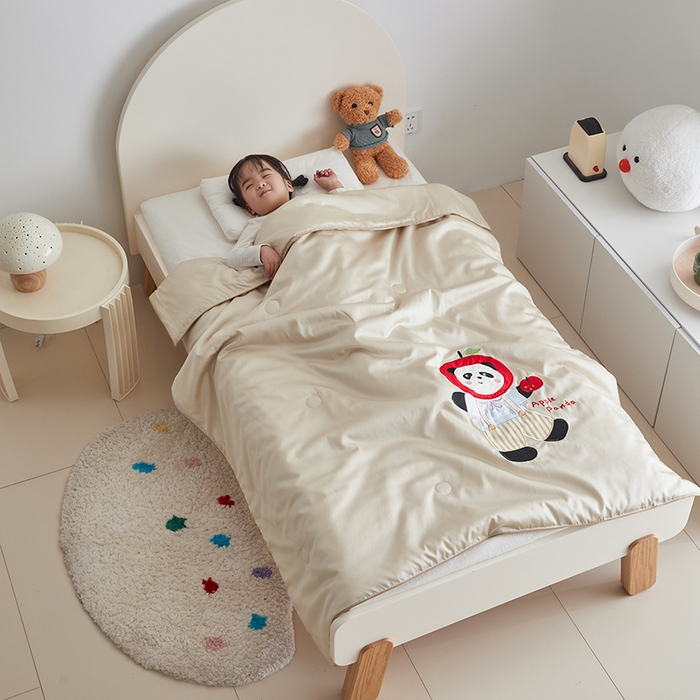 91家纺网 家纺一手货源 找家纺 荷马之梦 2025新款系列—A类棉贴布绣大豆儿童夏被 苹果小熊猫