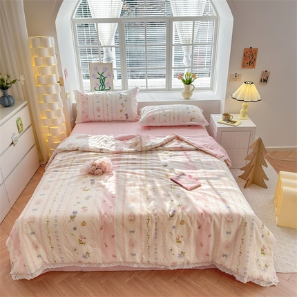 91家纺网 家纺一手货源 找家纺 2025新款全棉花边大豆夏被四件套 花朵兔兔