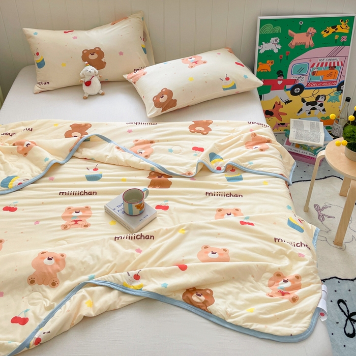 91家纺网 家纺一手货源 找家纺 金爱家2025新款A类高品质正版授权miiiiichan可爱卡通狗狗白熊女孩牛奶丝针织棉夏被 针织棉miiiiichan-A甜甜棕