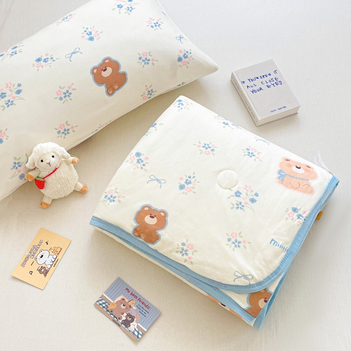 91家纺网 家纺一手货源 找家纺 金爱家2025新款A类高品质正版授权miiiiichan可爱卡通狗狗白熊女孩牛奶丝针织棉夏被 针织棉miiiiichan-花花熊君