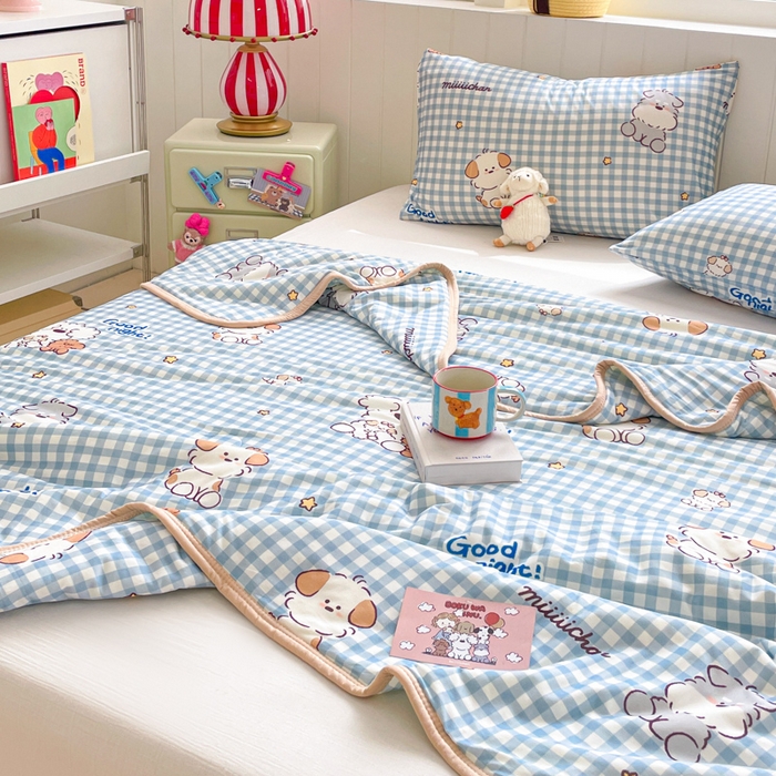 91家纺网 家纺一手货源 找家纺 金爱家2025新款A类高品质正版授权miiiiichan可爱卡通狗狗白熊女孩牛奶丝针织棉夏被 针织棉miiiiichan-蓝格狗狗