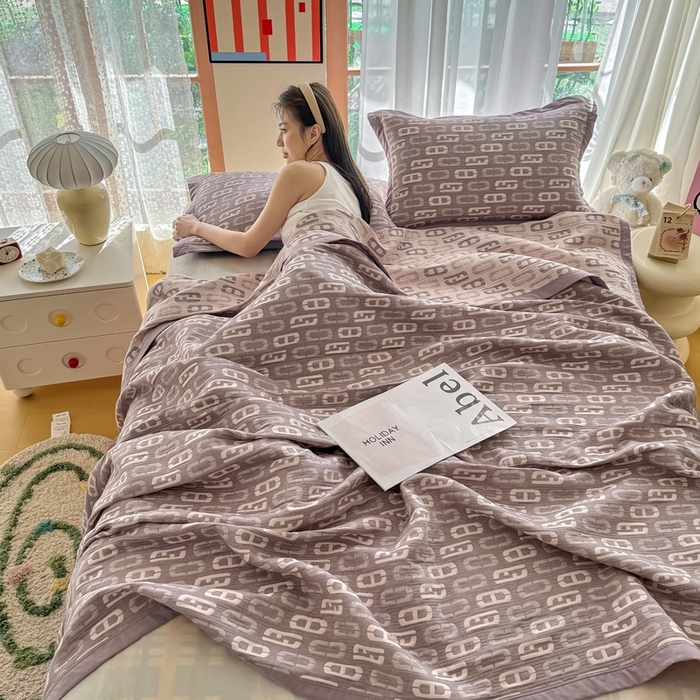 91家纺网 家纺一手货源 找家纺 棠薇家纺2025新款简约风多功能纱布盖毯纱布毯子毛巾被床盖沙发巾单毯枕巾枕套三件套 爱情扣浅紫