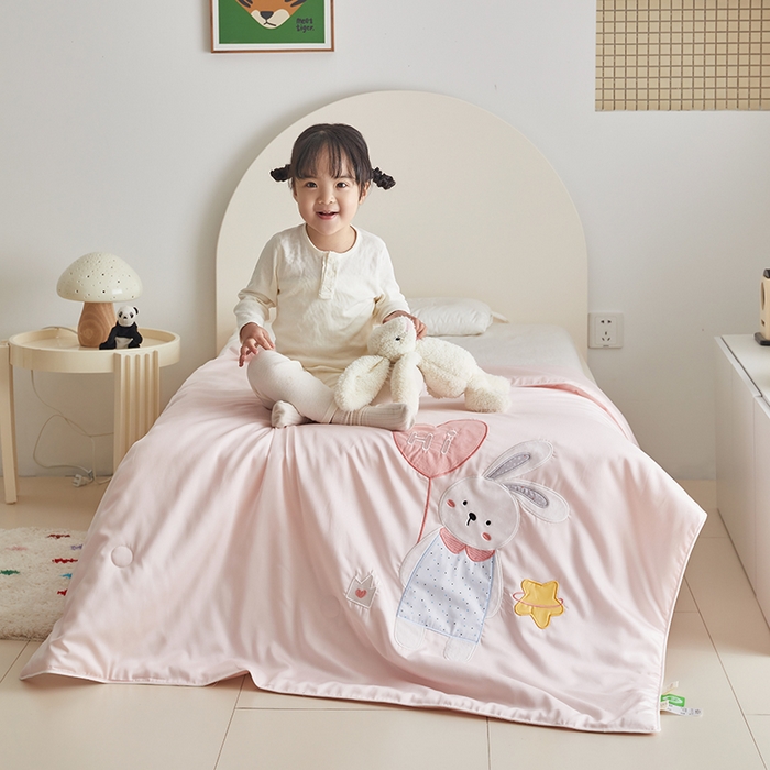 91家纺网 家纺一手货源 找家纺 荷马之梦 2025新款系列—A类棉贴布绣大豆儿童夏被 气球小兔