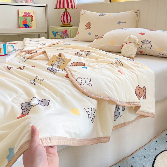 91家纺网 家纺一手货源 找家纺 金爱家2025新款A类高品质正版授权miiiiichan可爱卡通狗狗白熊女孩牛奶丝针织棉夏被 针织棉miiiiichan-星星狗狗