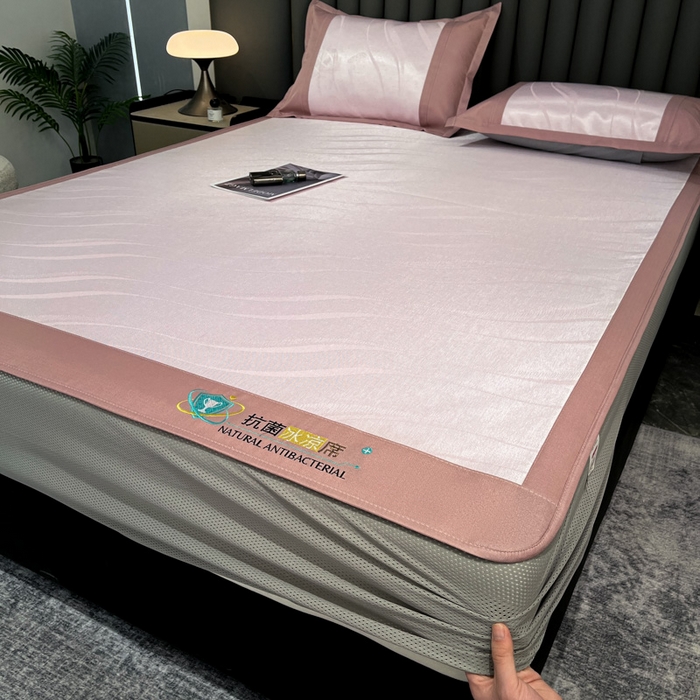 91家纺网 家纺一手货源 找家纺 阿亮家居 2025新款凉席冰丝席三明治宽包边刺绣款粗冰丝凉席柔美粉（床笠款）