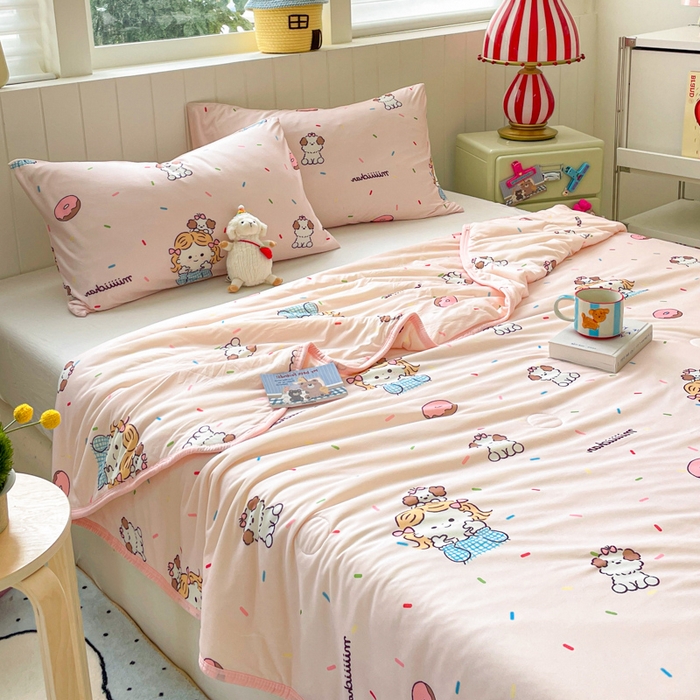 91家纺网 家纺一手货源 找家纺 金爱家2025新款A类高品质正版授权miiiiichan可爱卡通狗狗白熊女孩牛奶丝针织棉夏被 针织棉miiiiichan-甜甜女孩