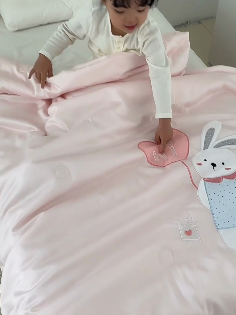 91家纺网 家纺一手货源 找家纺 荷马之梦 2025新款系列—A类棉贴布绣大豆儿童夏被 气球小兔