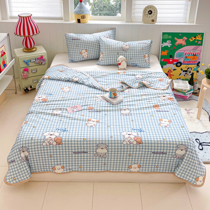 91家纺网 家纺一手货源 找家纺 金爱家2025新款A类高品质正版授权miiiiichan可爱卡通狗狗白熊女孩牛奶丝针织棉夏被 针织棉miiiiichan-蓝格狗狗