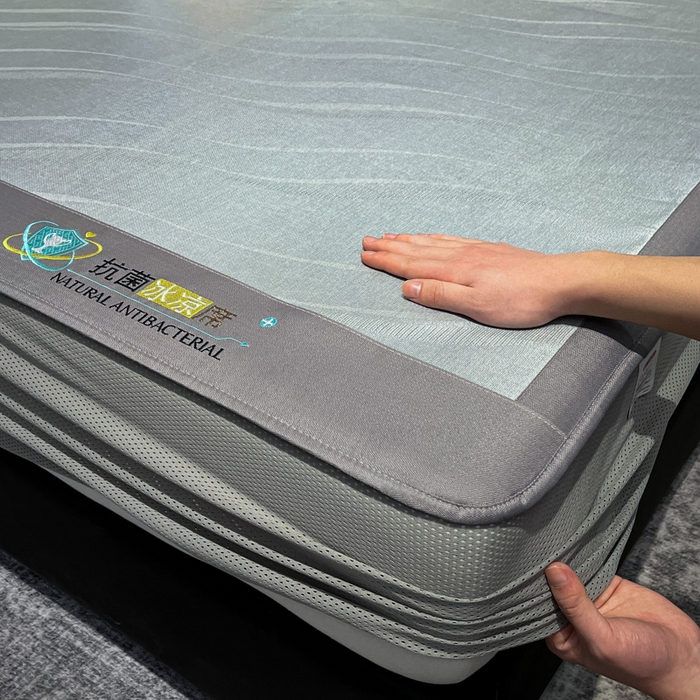 91家纺网 家纺一手货源 找家纺 阿亮家居 2025新款凉席冰丝席三明治宽包边刺绣款粗冰丝凉席柔美绿（床笠款）