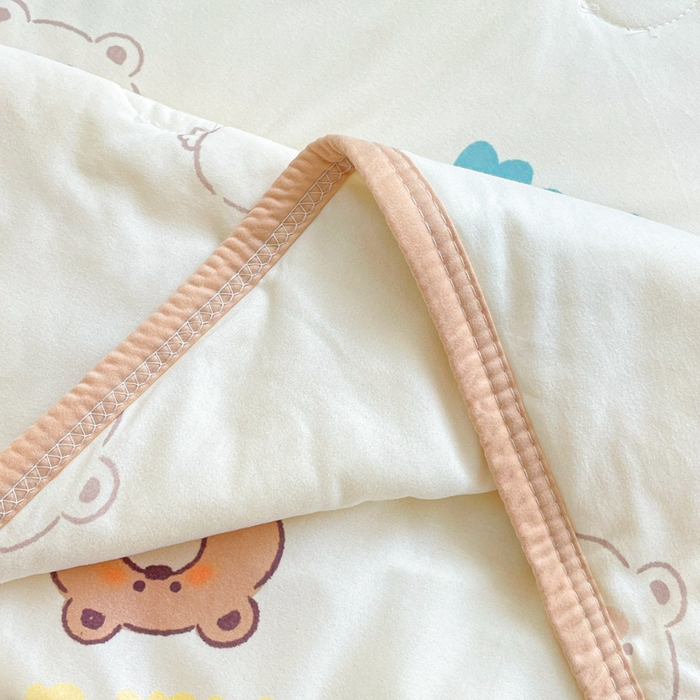 91家纺网 家纺一手货源 找家纺 金爱家2025新款A类高品质正版授权miiiiichan可爱卡通狗狗白熊女孩牛奶丝针织棉夏被 针织棉miiiiichan-奶咖棕熊